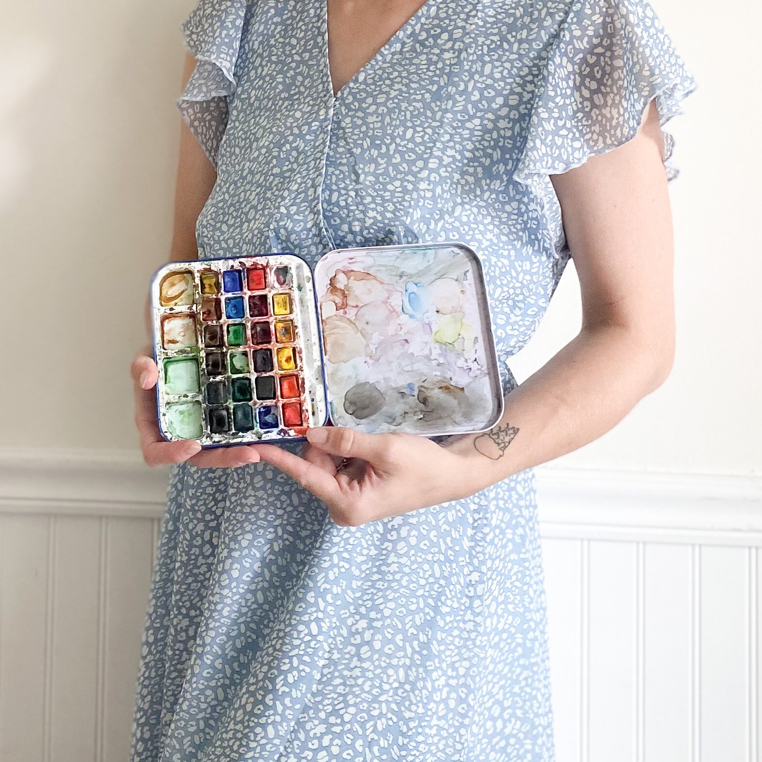 Tulsa, Oklahoma Live Wedding Painter and artist Courtney Kibby Designs holding watercolor palette