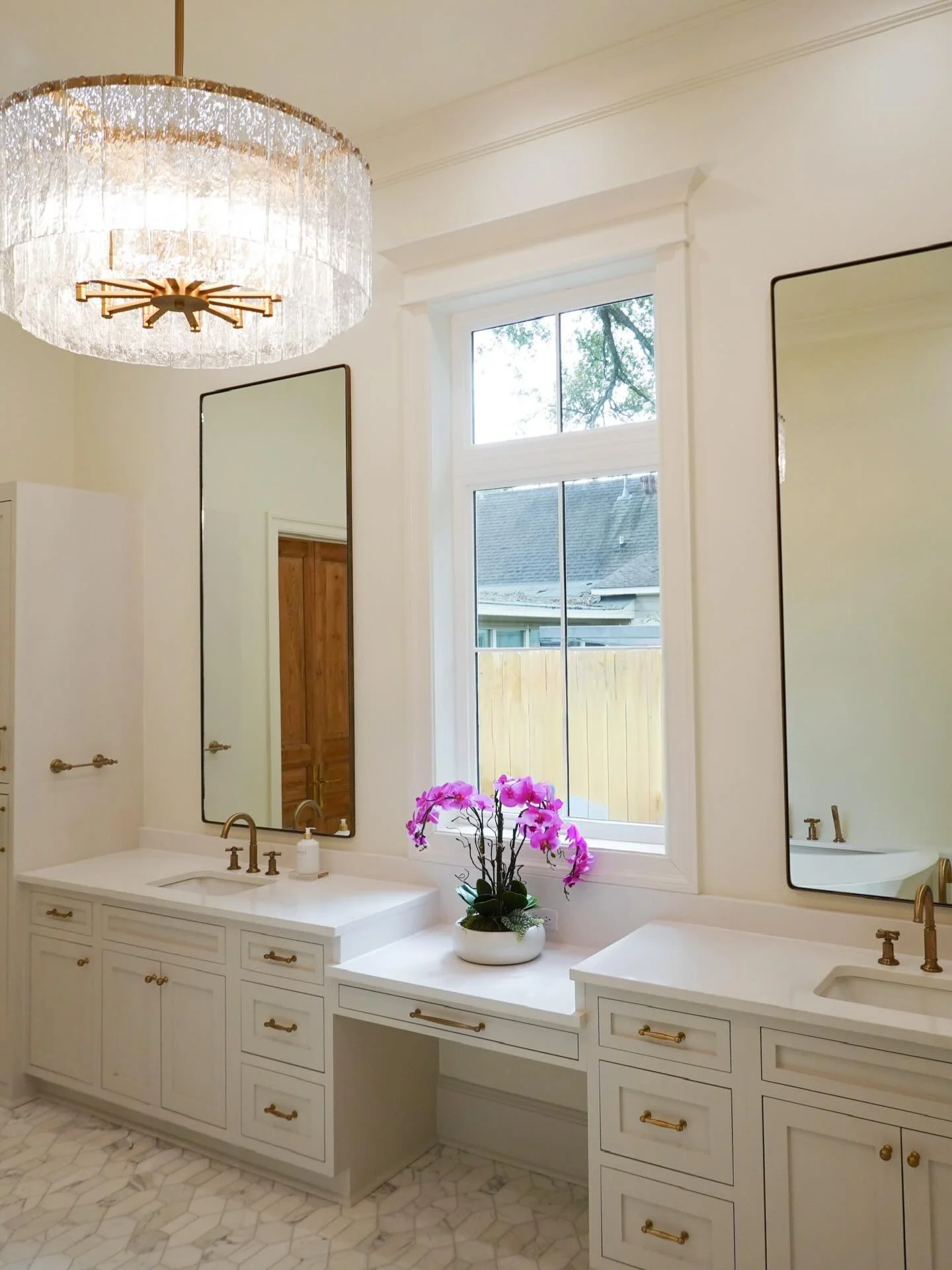 We love a clean glamorous look just as much as a bold maximalist one 😶&zwj;🌫️ Schedule your consultation through the contact form on our website or send us a DM!