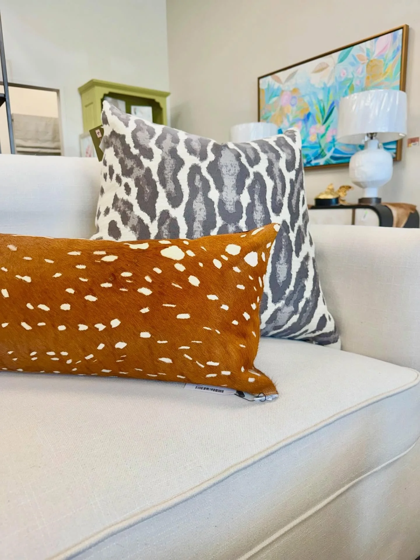 Who doesn&rsquo;t LOVE a good pattern?
We&rsquo;ve got all the fun details your space has been missing✨

Come find your new favorite print in store or click the link to buy online!!!
#ShopLocal #225 #ChicPatterns #BatonRouge