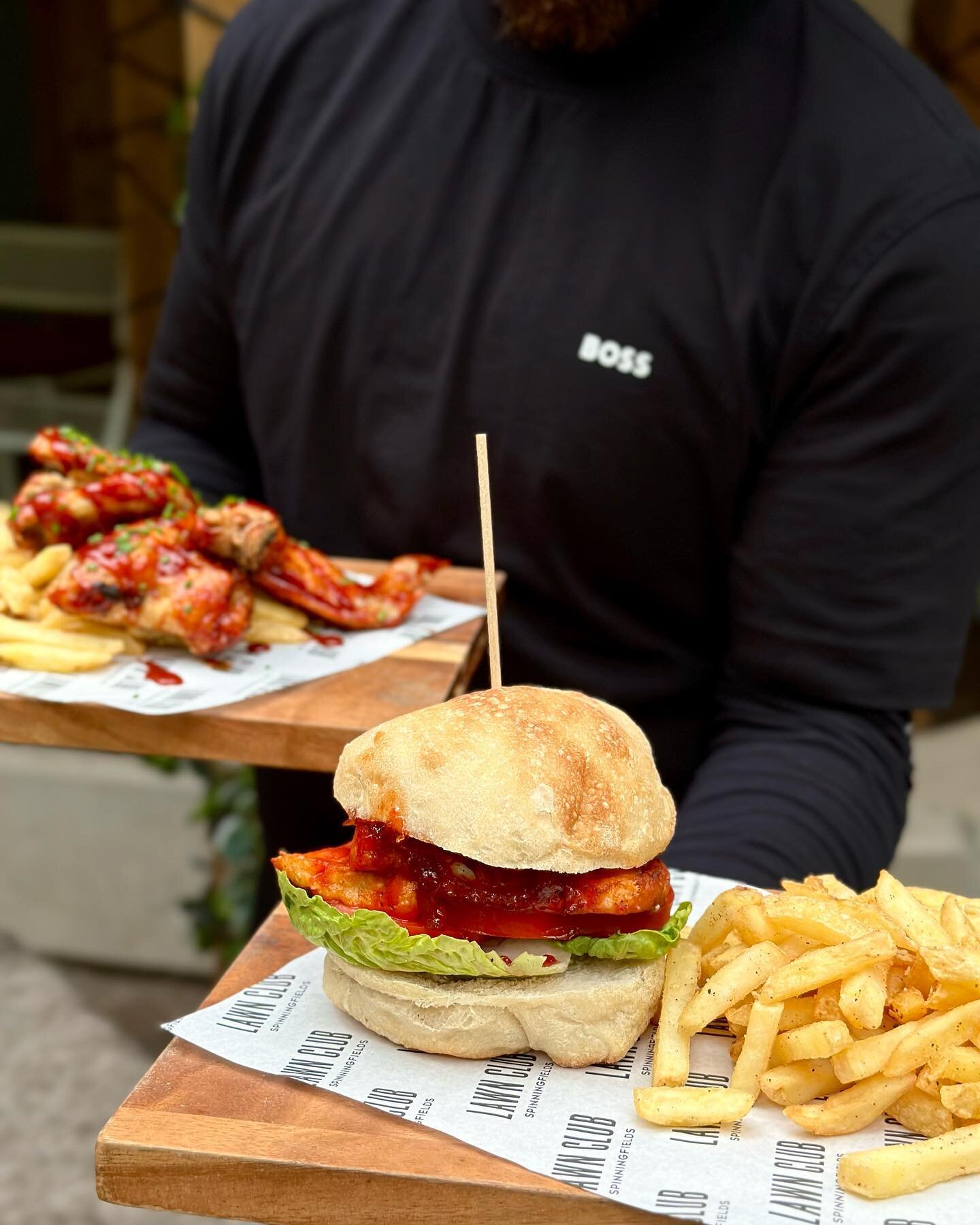&pound;10 for a delicious lunch? Yes, please! 

Choose any main from our lunch menu and pair it with a refreshing soft drink. 

Pictured here: our mouth-watering Sriracha halloumi ciabatta sandwich. 🤤🧡

🍴 Available Tuesday-Friday 12-5 pm

.

.

.
