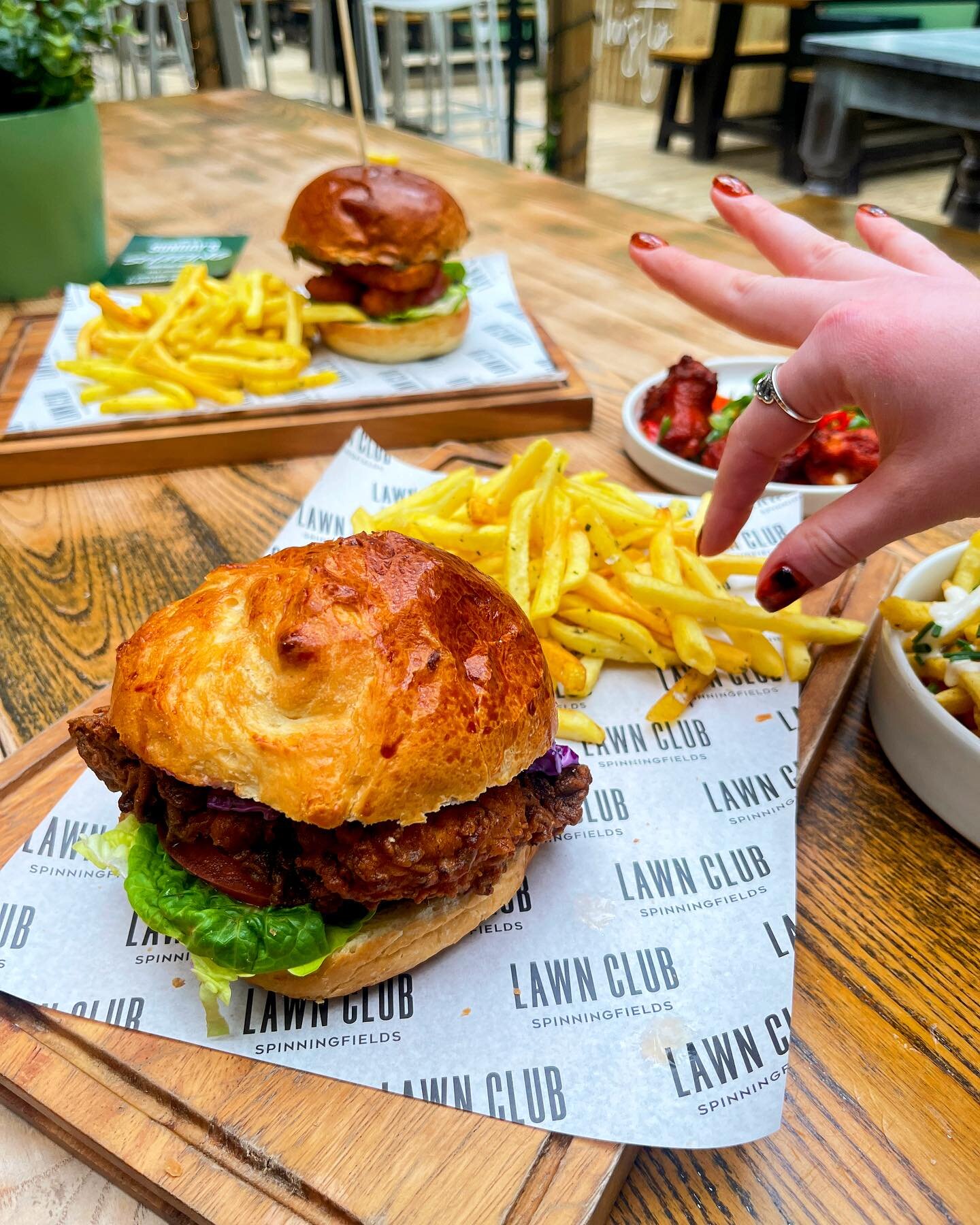 Just gonna nip a chip&hellip; 
Burger &amp; chips feels like proper comfort food, and that&rsquo;s just what we need with this weather 🥲 

Our kitchens open &lsquo;til 9 and all our lovely neighbours &amp; locals get 20% off your bill today so avoid