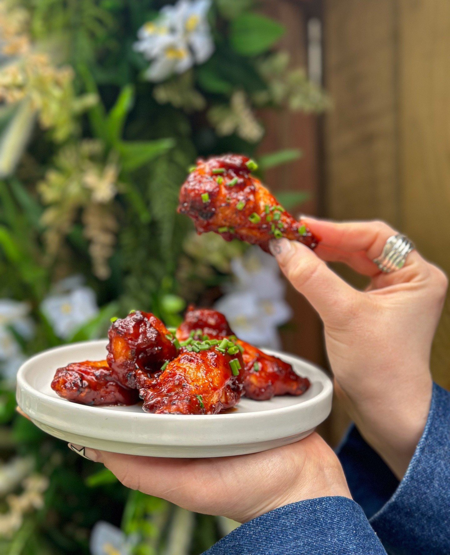 WINGS WEDNESDAY 🤤⁠
⁠
The only way to do Wednesday's right with unlimited wings for 90 minutes from 12PM - 8:30PM for &pound;10pp!⁠
⁠
Tuck into our House BBQ, Maple &amp; Bacon, Sriracha &amp; Lime or Cauliflower Wings (VG friendly!).⁠
⁠
Book your ta