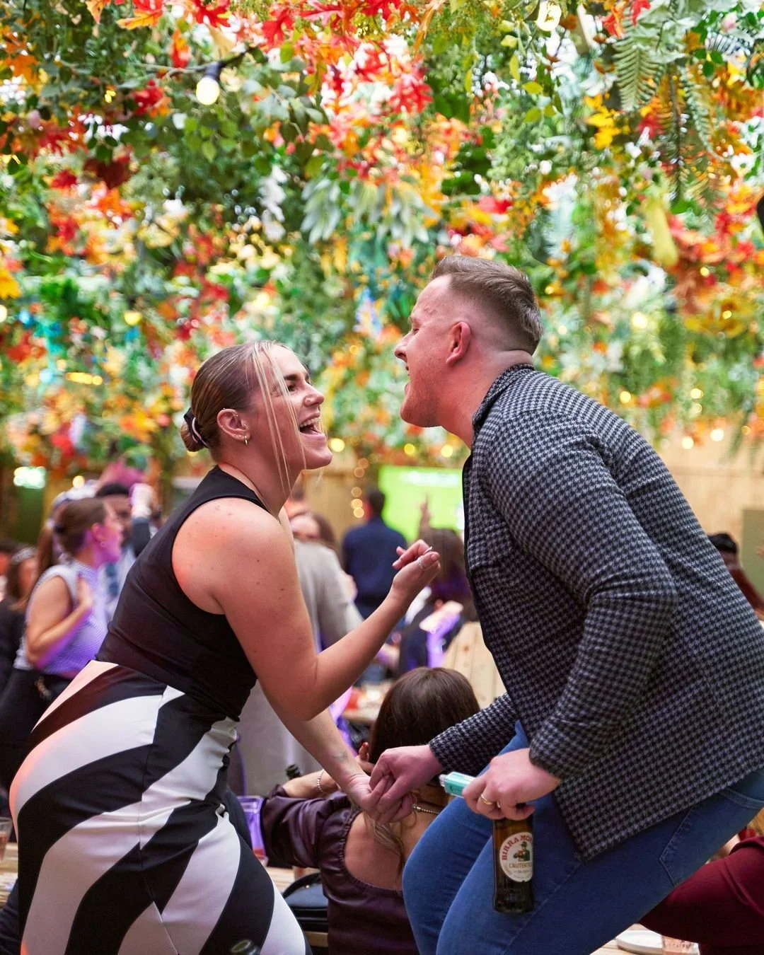 You're at Bottomless Brunch and the DJ starts playing your favourite song. You and your bestie are immediately up on the benches dancing like this👆What song is playing?👀....