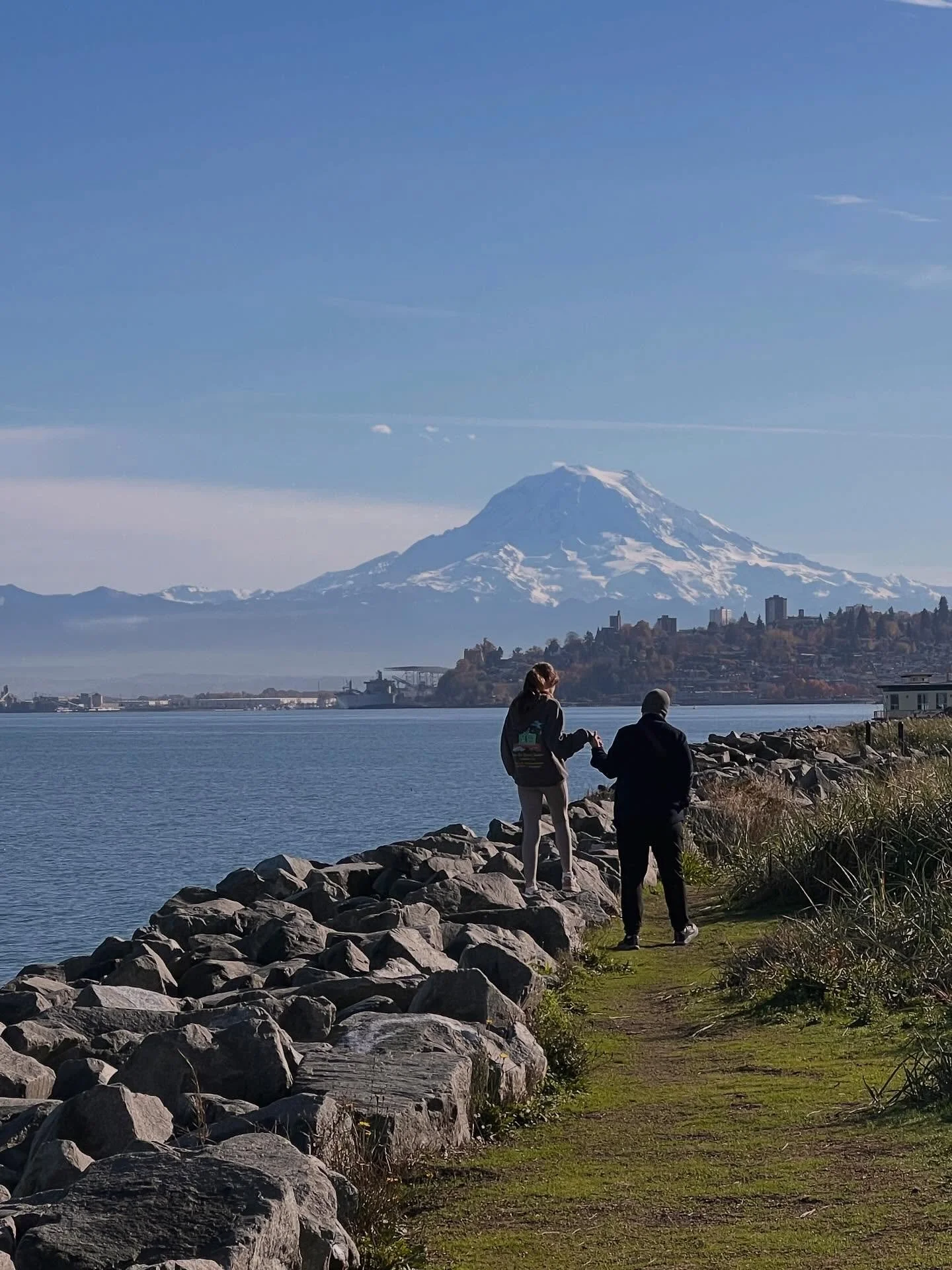 Being by the water always fills our cups. It&rsquo;s where we breathe deeper, slow down, and feel most like ourselves. We take in Little moments of wonder that replace anxiety and the pressures of life with peace and purpose.

These rare sunny stroll