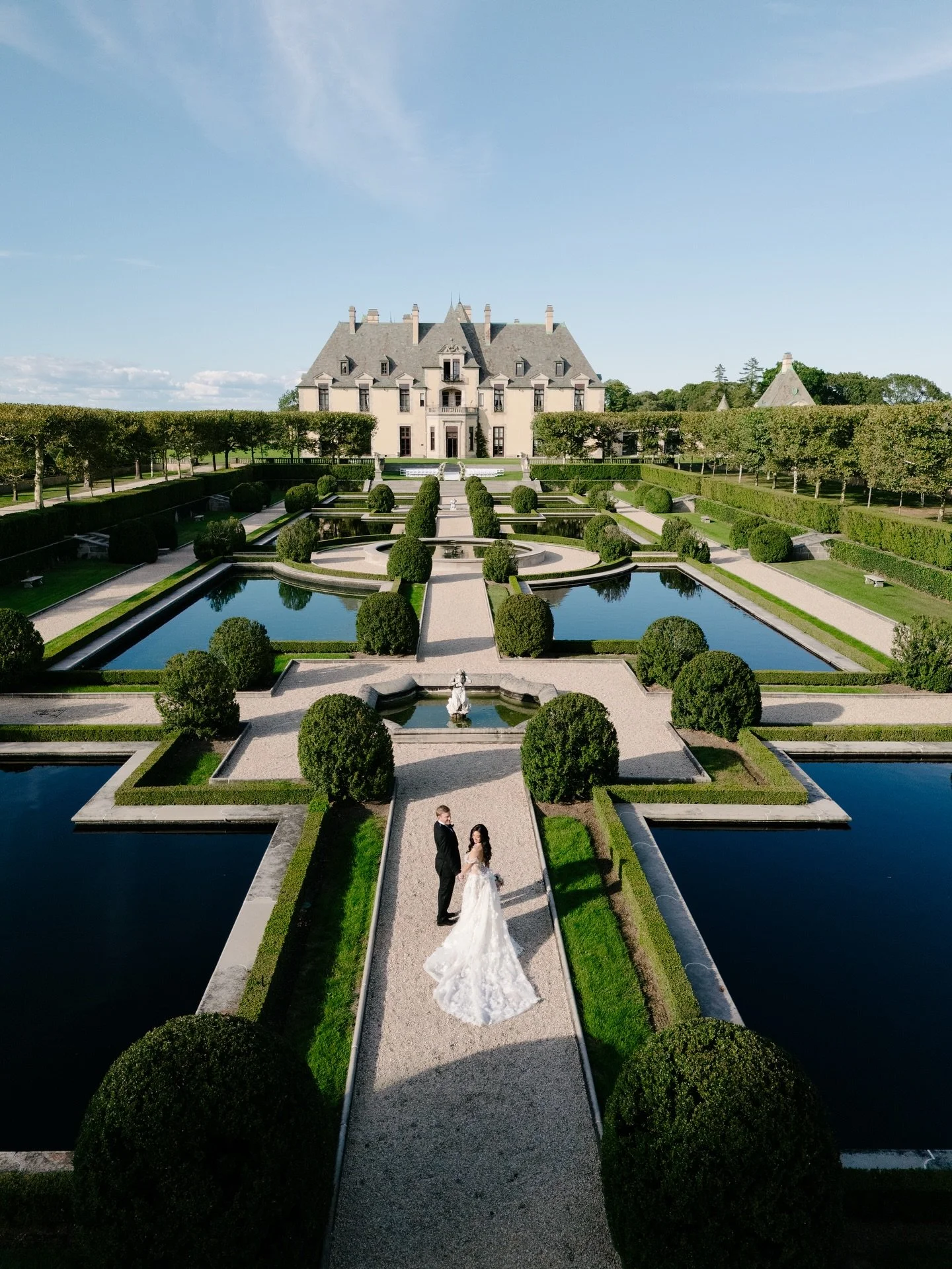 Oheka Castle NY
A fairytale setting, timeless romance, and an editorial look that feels straight out of Europe.

Couple: 
@amyliangmd
@swaglord
Planner: @liweddingplanners
Venue: 
@ohekacastle
@oheka_weddings_and_events
Band: @silverarrowband
Dress: 