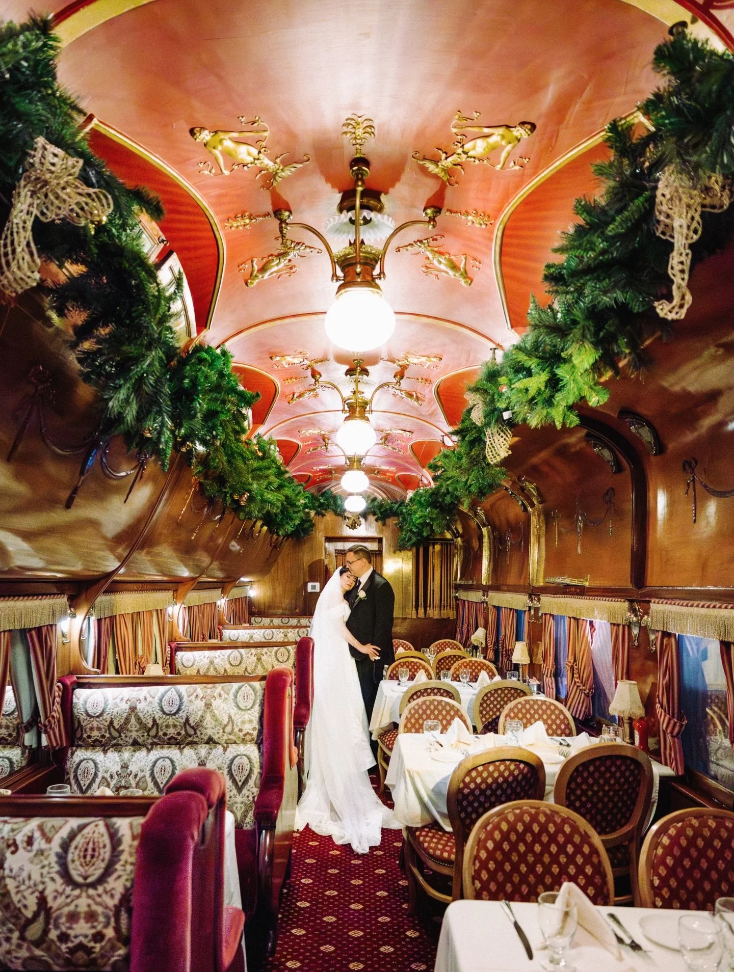 The winter wedding. The restaurant train.
Venue @the_madison_hotel 
#weddingday #weddingphotographer #filmcamera #apvwedding #weddings