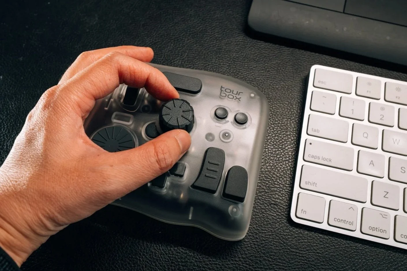 让后期调色精准高效的秘密武器-Tourbox Elite Plus