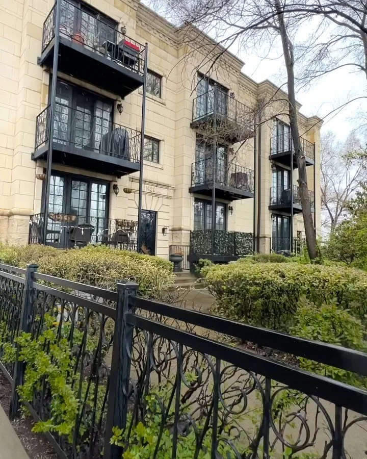 📍1422 N Noble #1S
🛏️ 4 bedrooms 
🛁 2.5 baths
🚗 3 car exterior tandem parking 
💵 listed at $550,000

Beautiful 4 bed, 2.5 bath duplex down in Wicker Park / Noble Square with exterior parking for 3x cars! When you enter the home, you&rsquo;ll be w