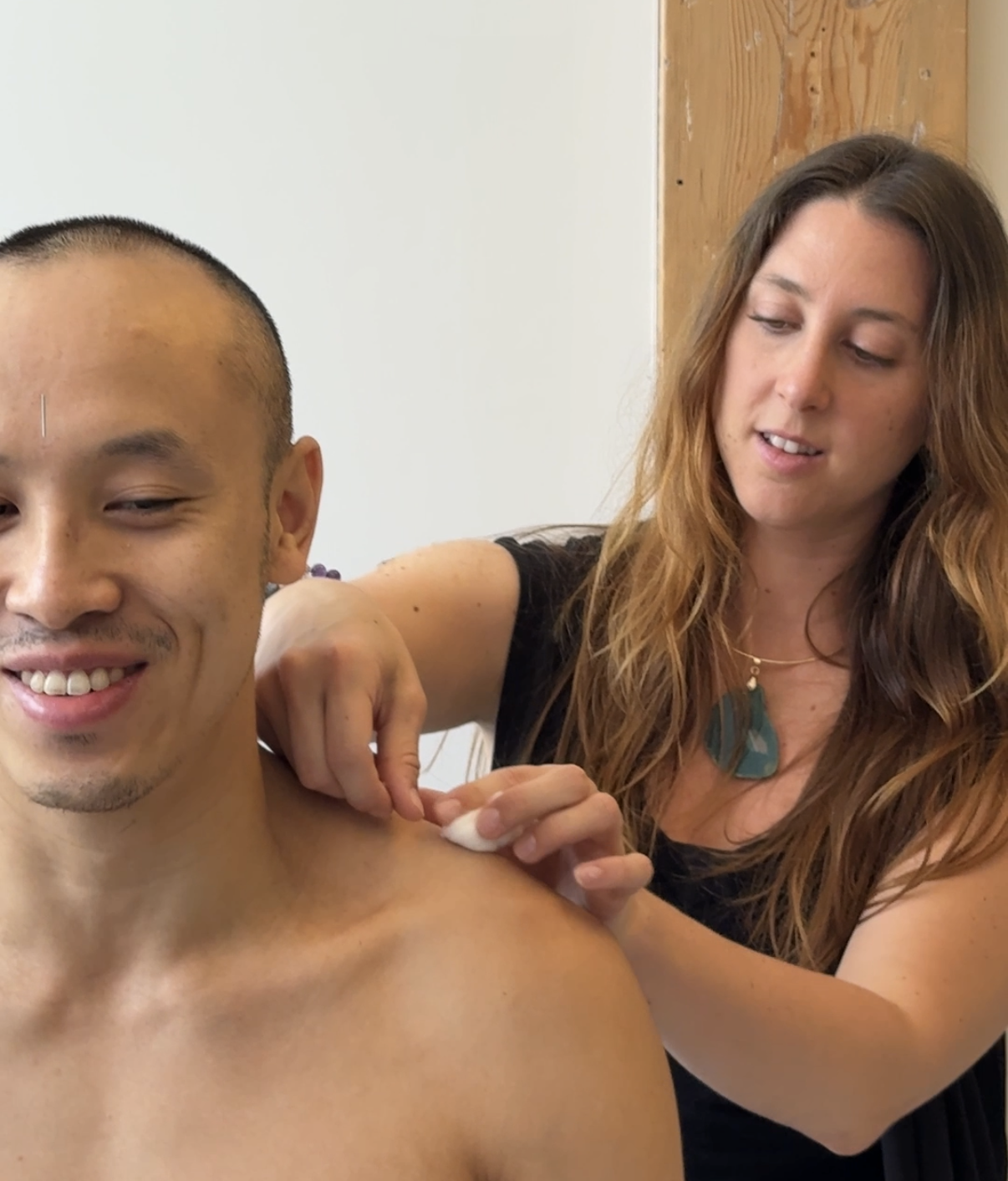 Community Acupuncture in Toronto: Why Receiving Care in a Shared Room Feels Different