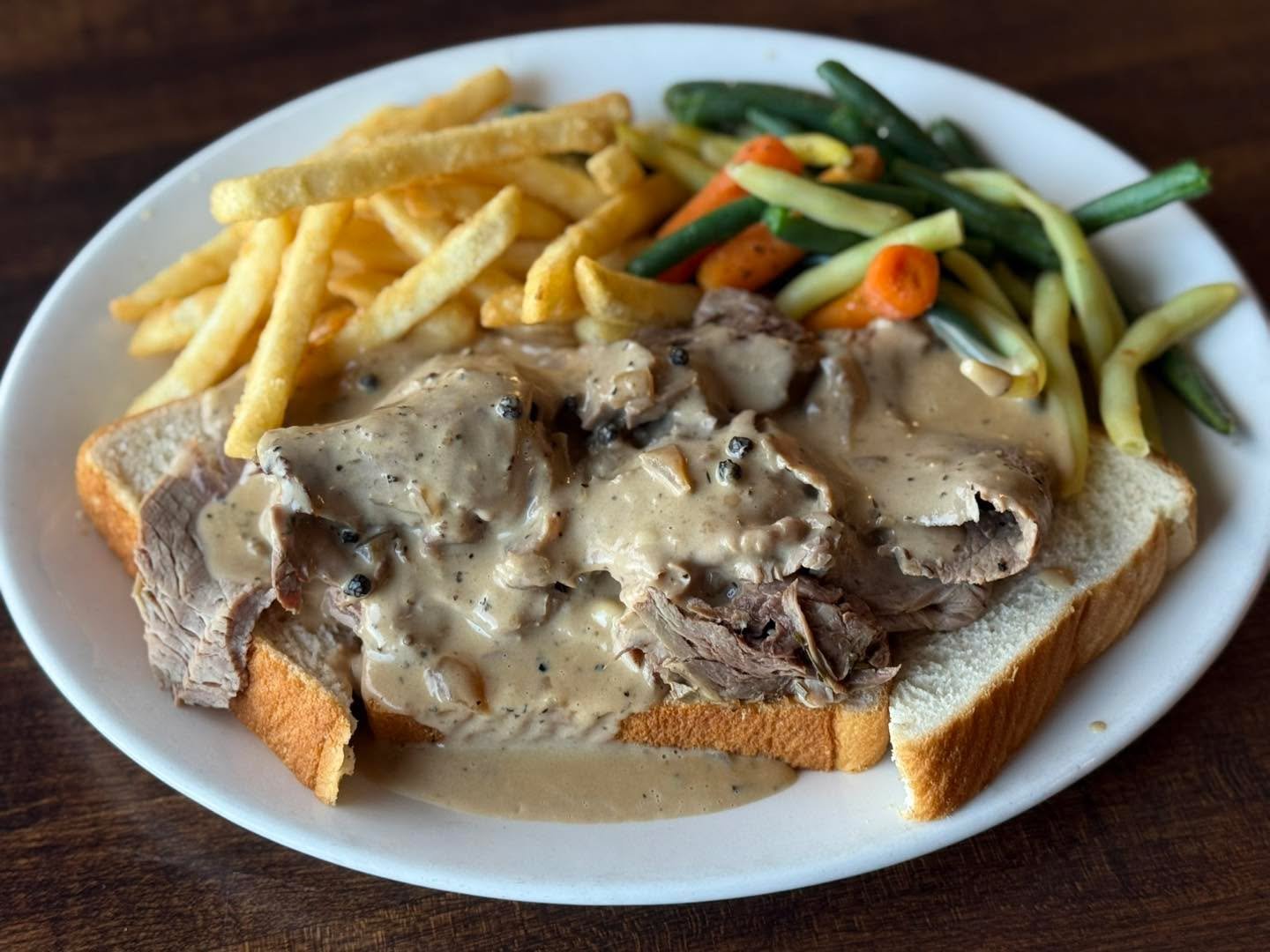 Prime Rib Pepper Bliss is  our lunch Feature. 

Fresh shaved prime rib smothered with a creamy bourbon peppercorn sauce. 

Served with veggies and fries! 

Available 11-2 pm.