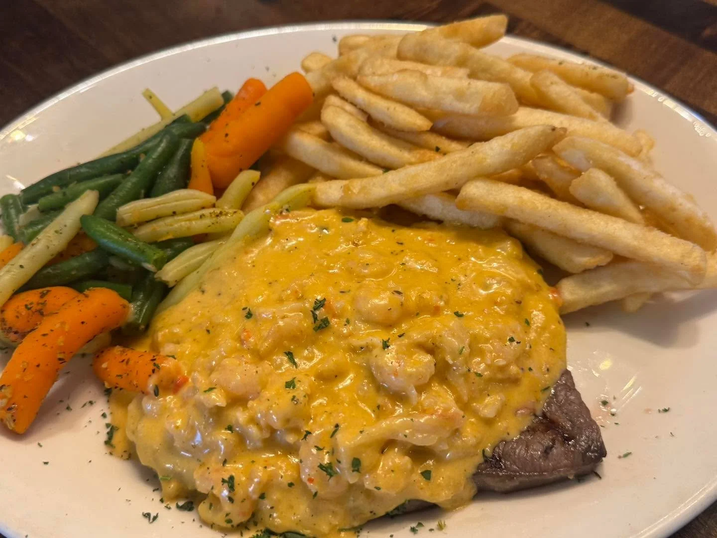 Friday surf &amp; turf luncheon feature our Petite Steak Oscar! 

Certified Angus Strip-loin with our lobster and shrimp in a creamy rose garlic sauce! 

YUM!!!!

Available 11-2 pm!