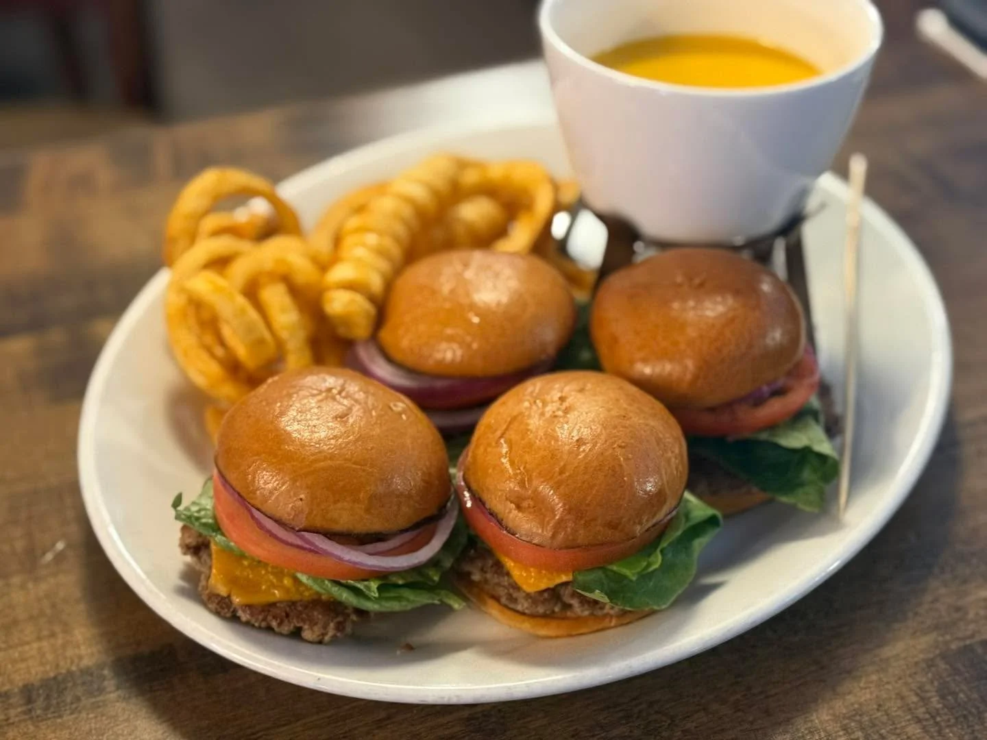Mini cheeseburger slider with a Cheese fondue dip!  Served with our Cajun Burley fries. 

Available 11-2 pm.