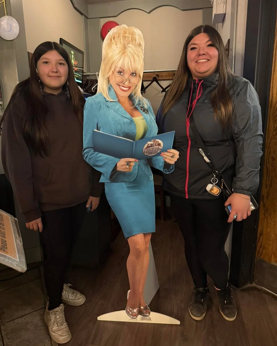 Guests from Inuvik meets up with Dolly!