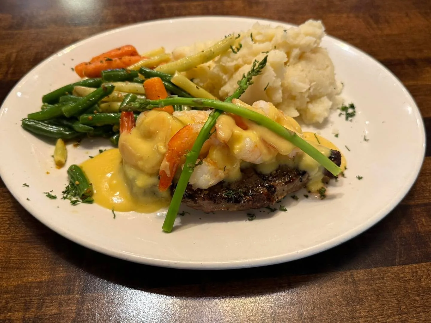 Friday Luncheon Features our Steak Oscar! 

Asparagus.  Jumbo prawns in a B&eacute;arnaise sauce!  Served with Veggies and Garlic Mashed Potatoes! 

Treat yourself and someone special this Lunch Hour.