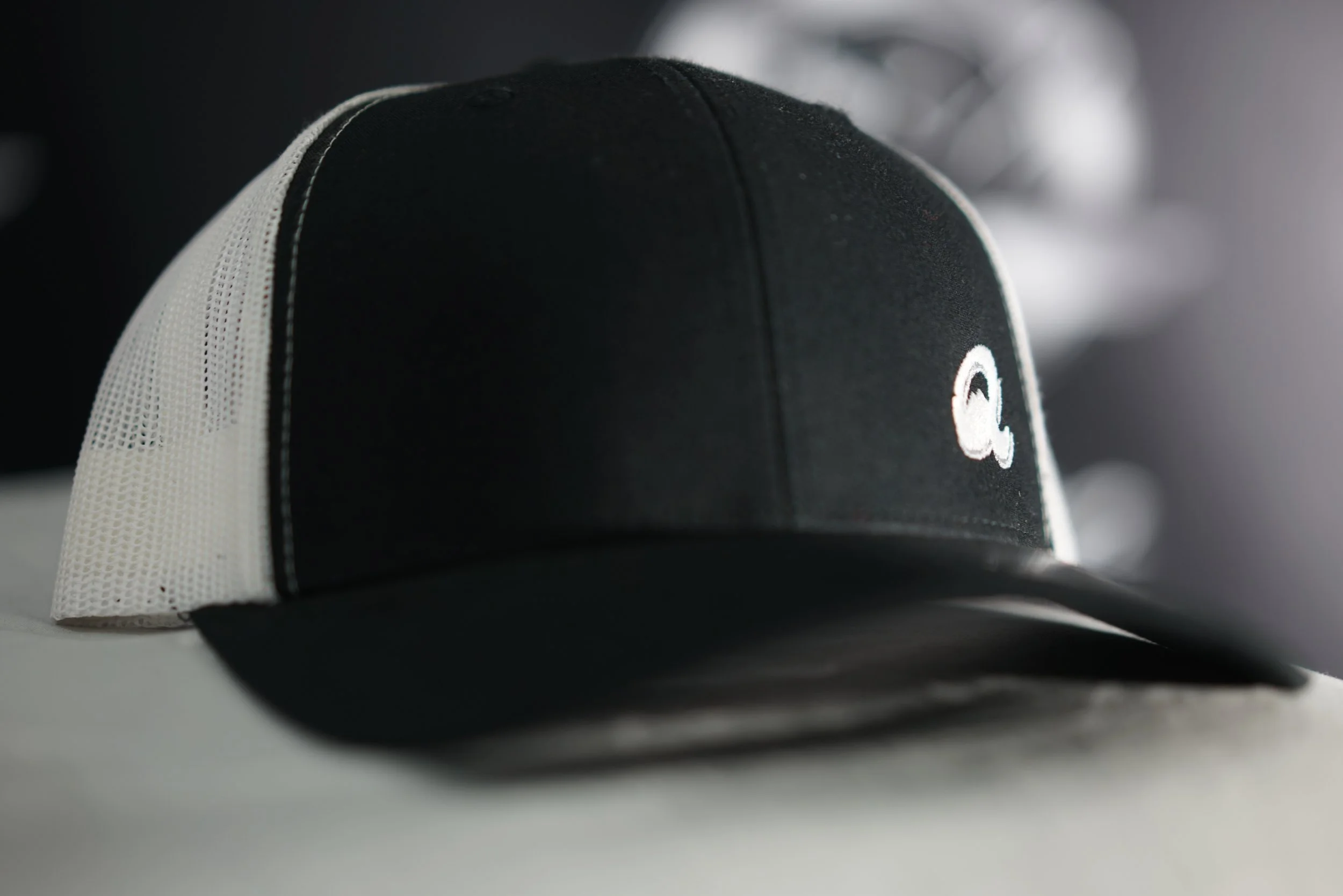 Q Trucker Hat (Black,White)