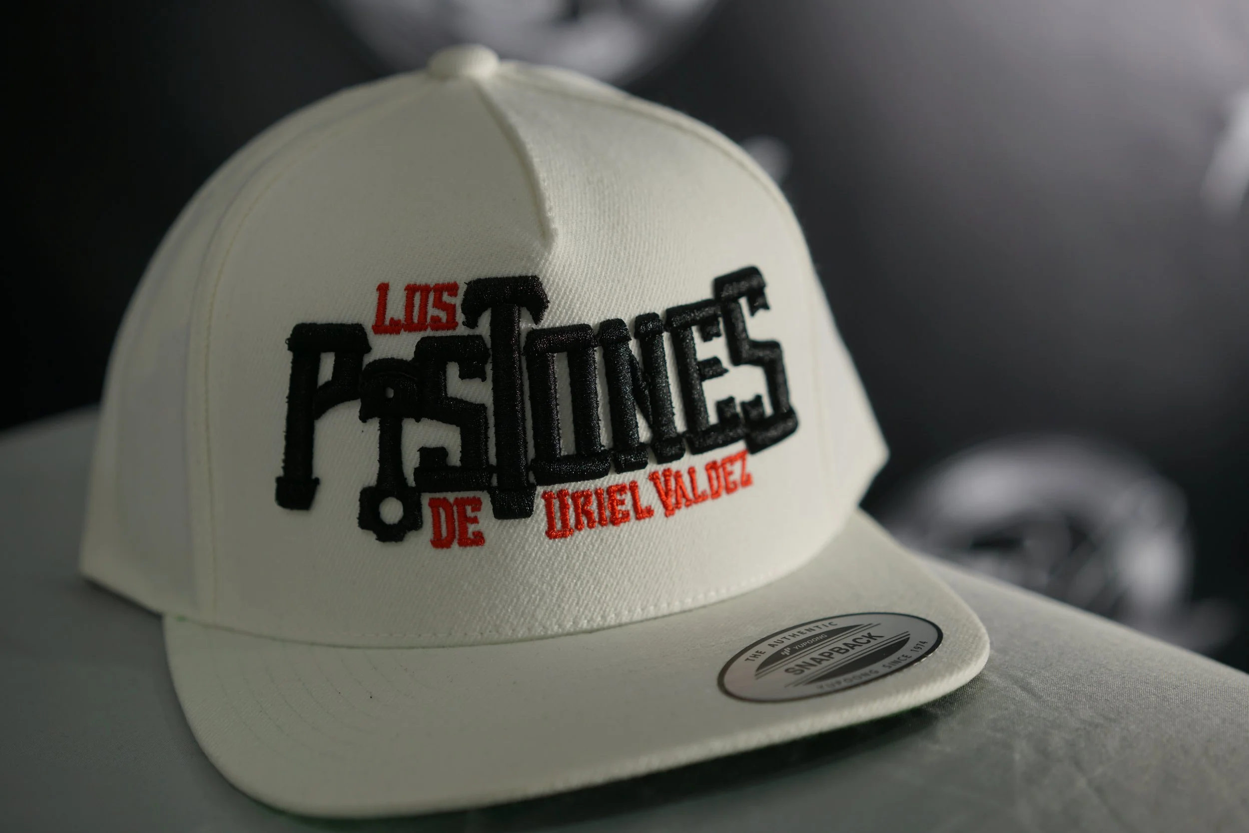 Los Pistones De Uriel Valdez Cap (Black & White)