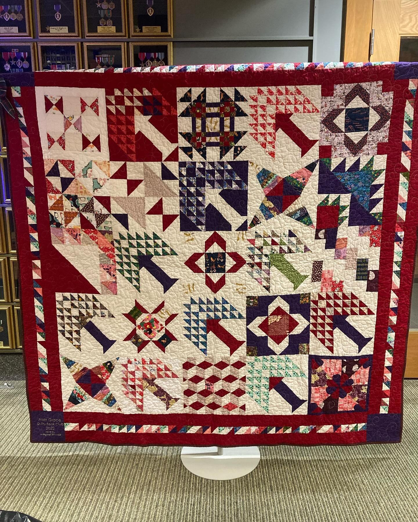This quilt, made by @accaciamax @amanda.davenport83 @domi_culta and @nammiejoan is up for auction and you can bid. Check the story for the link. Closes soon!