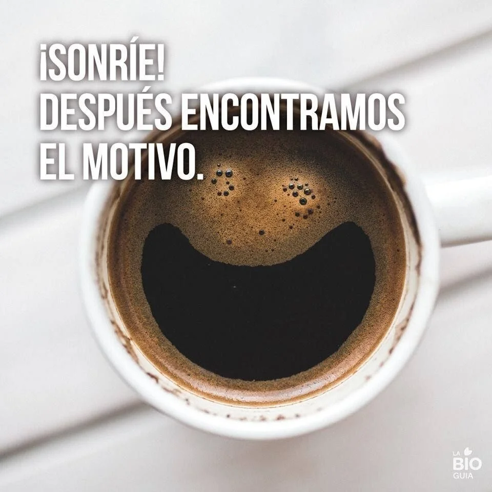 Algunos ven el vaso medio lleno.Otros lo ven medio vacío.Mejor disfrutar de la belleza del vaso!Y su capacidad de contenerlo todo…La alegría la despertamos por dentro!Y la llevamos puesta a donde vayamos…No al revés…Porque si de afuera dependiera, lo que pasa adentro,Estaríamos fritos…No le demos mucha vuelta y experimentemos…Que la alegría es un poder que tenemos todos.Esperando a ser despertada y celebrada!