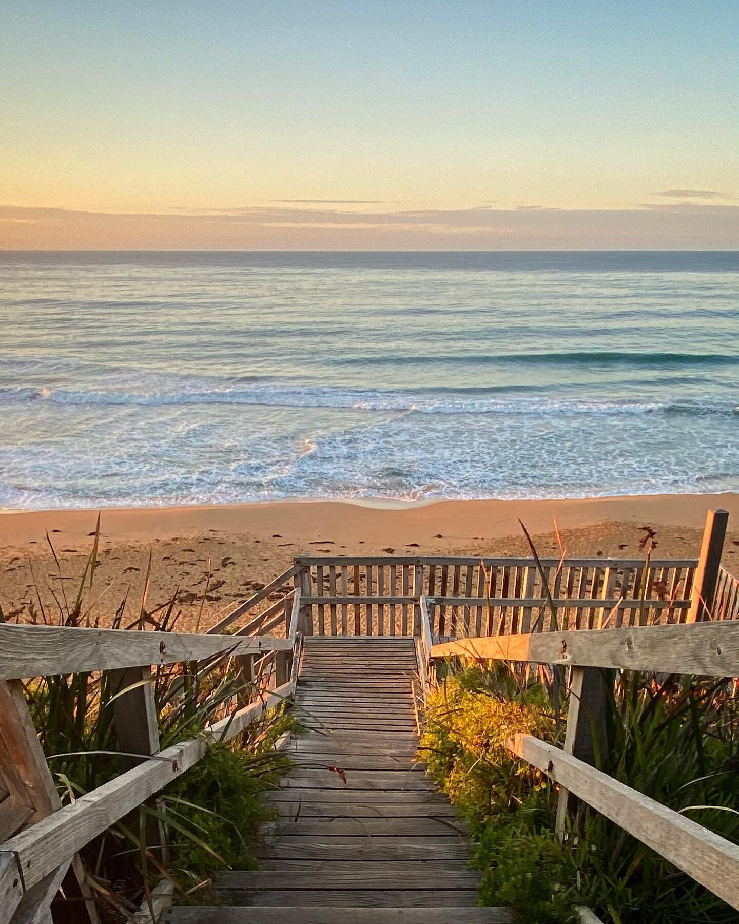 HAPPY FRIDAY &amp; LONG WEEKEND! 😃👌⠀
⠀
Hope you have a happy and safe weekend whatever you get up to. 🙏

Jack and Ella 

📸 by me (Jack)
.
.
.
.
.
#longweekendgetaway #warrnambool3280 #warrnamboolregionarts #portfairy #greatoceanroadtrip #custompi