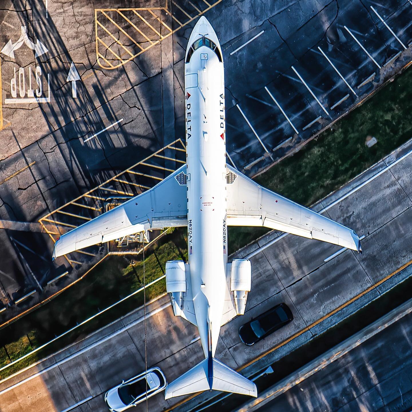 A Delta CRJ200 coming in for a landing in Atlanta. Probably the first and the last time you&rsquo;ll see a CRJ200 on my feed😅 #deltaairlines #delta #canadair #atl #atlairport #atlanta #atlantaphotographer #instagramaviation #aviation #aviationphoto 