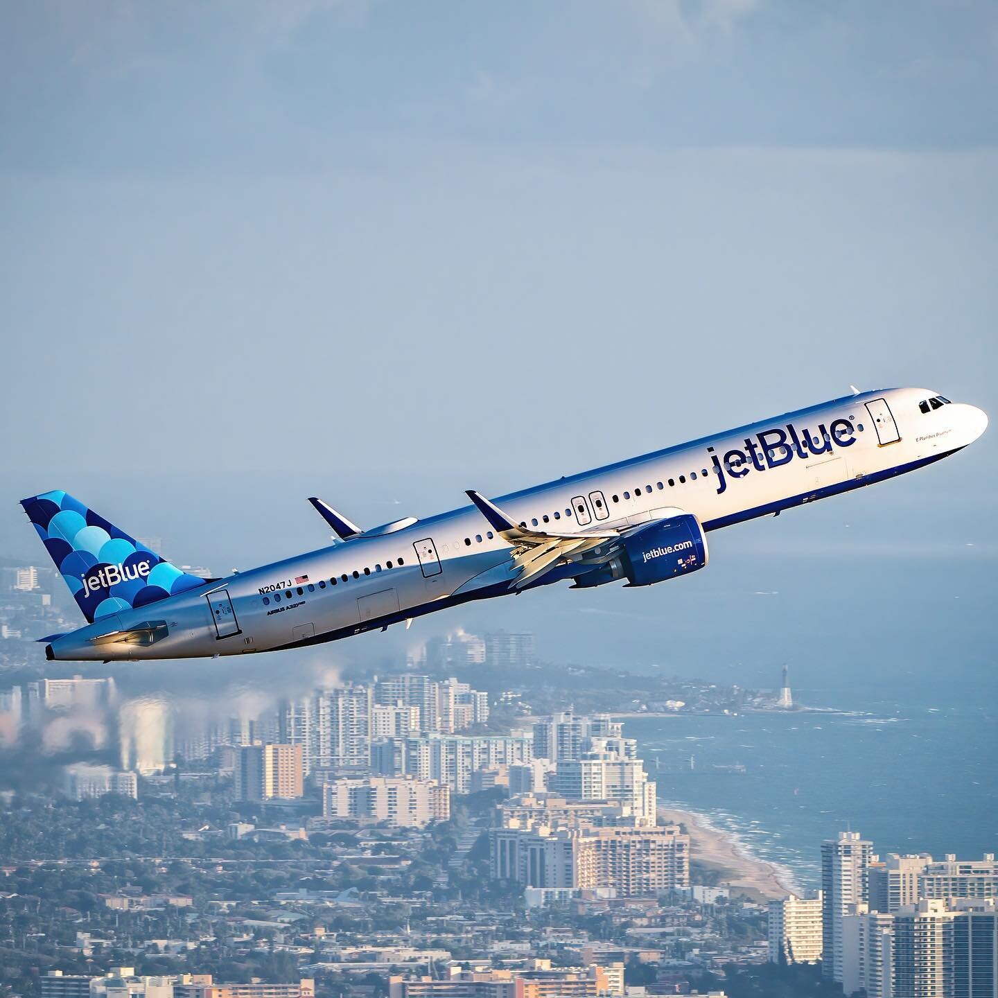 A JetBlue A321Neo off into the South Florida sunrise. #jetblue #a321 #airbus #airbuslover  #fortlauderdale #fllairport #fortlauderdalebeach #a2a #aerialphotography #aviation #instagramaviation #avgeek #aviationphotography #nikon #d850 #aviationlovers