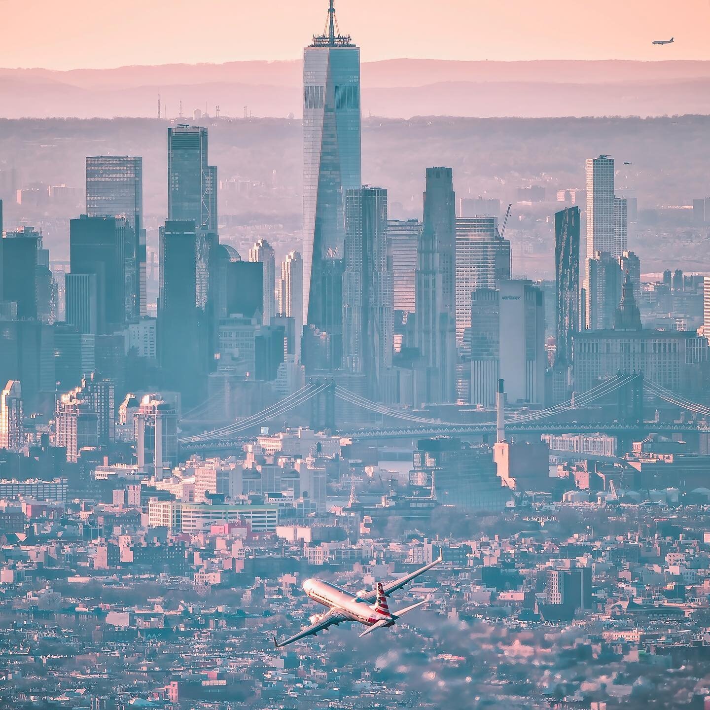 An American 737 off into the sunset with the New York skyline in the background. If you look closely, you can even spot another helicopter over downtown and a plane on approach to Newark. As requested, the wallpaper is now available on my story! #ame