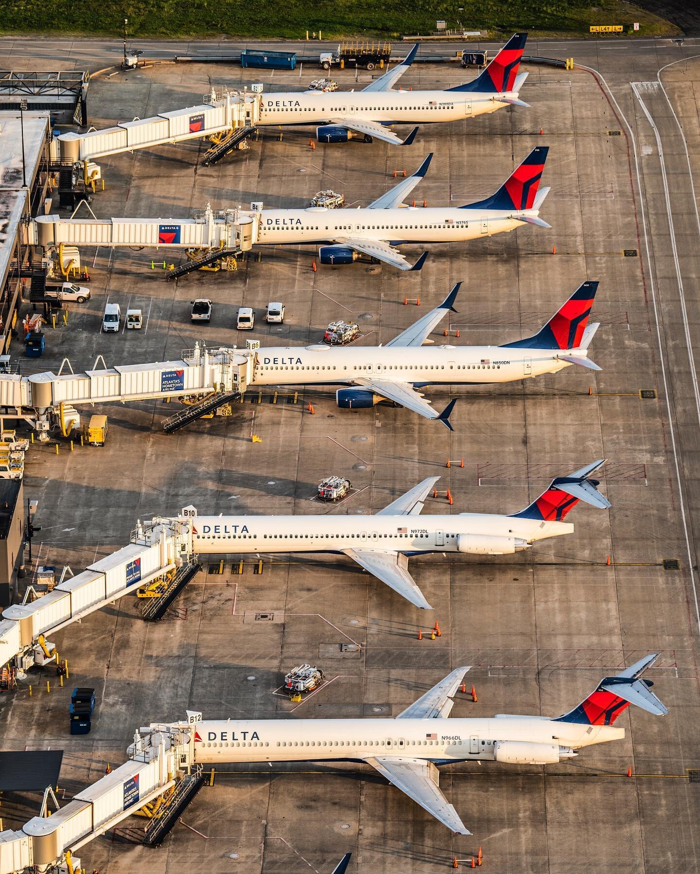Missing the days the T-Tails still roamed free... #deltaairlines #delta #boeing #atl #atlairport #atlanta #atlantaphotographer #instagramaviation #aviation #aviationphoto #aviationphotography #nikon #nikonphoto #d850 #aerialphotography #a2a #airbuslo