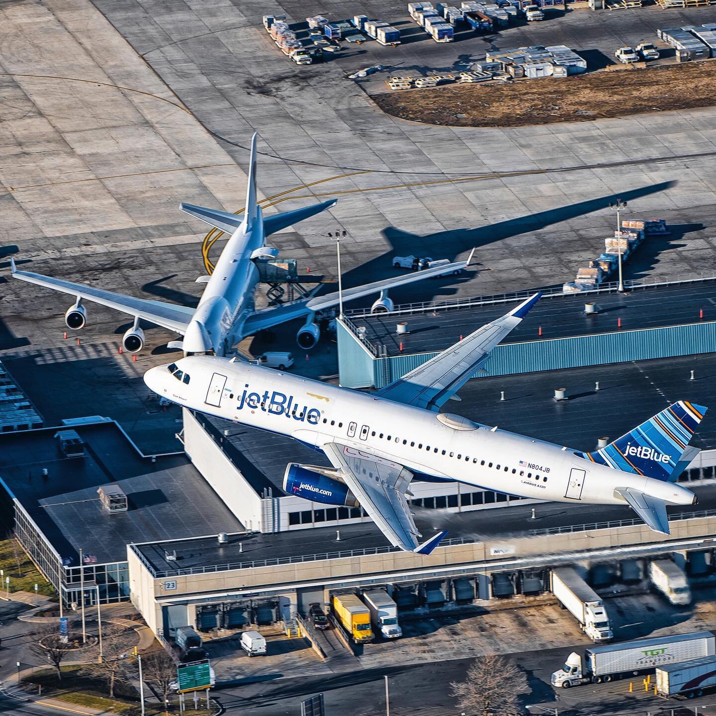 A JetBlue A320 departing JFK with a suspiciously hungry looking 747 in the background👀 #jetblue #a320 #airbus #airbuslovers  #newyork #jfkairport #newyorkcity #a2a #aerialphotography #aviation #instagramaviation #avgeek #aviationphotography #nikon #