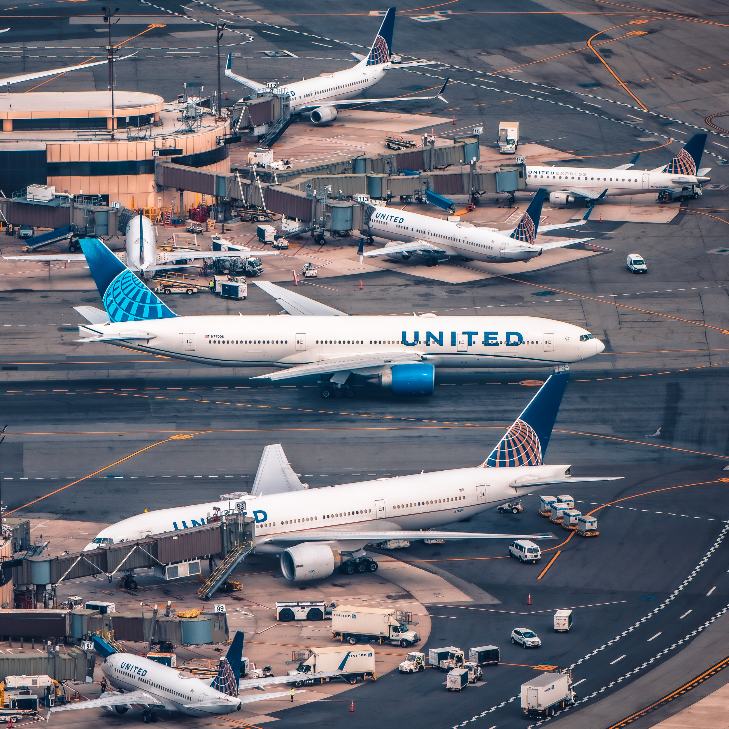  United Airlines Boeing 777-224(ER) N77006 