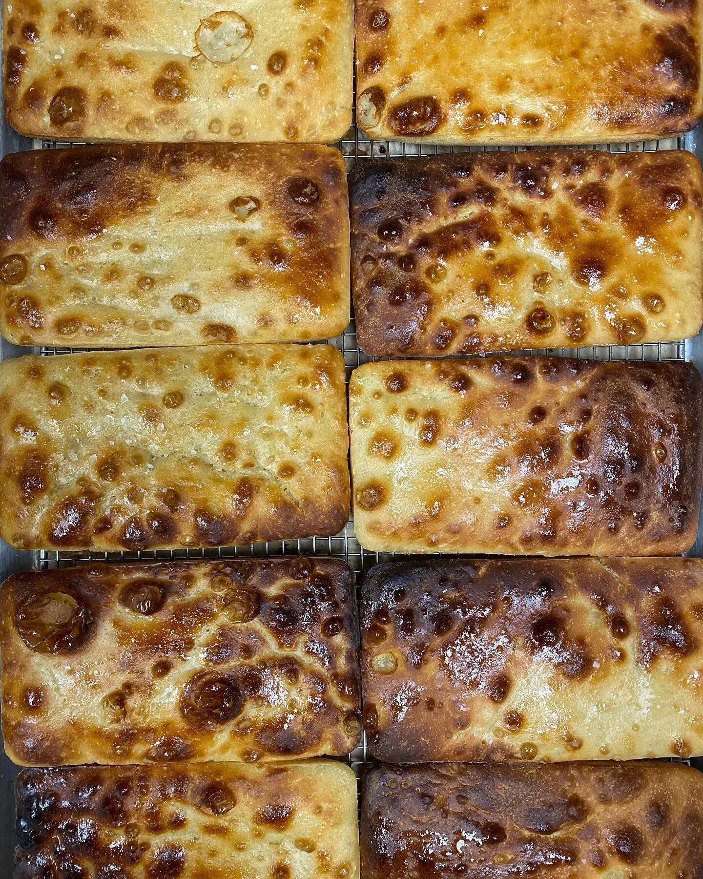 We are back @juneshine_santamonica  today and just pulled some absolute beauties out of the oven. We missed you guys so much we are going to be running some specials today! (Chicken Salad? BLT?)

Order online at the link in our bio to pick up or just