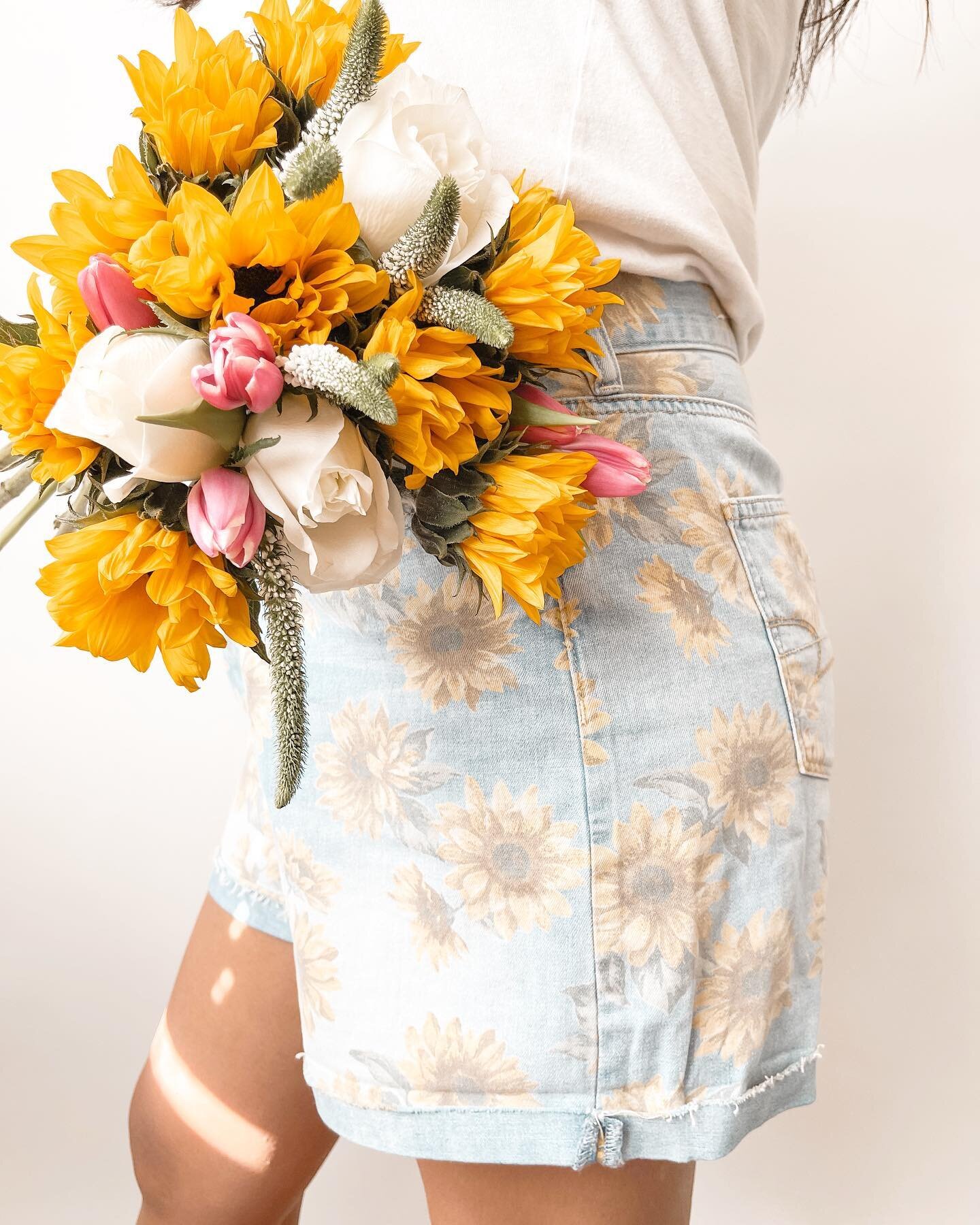 A couple more hours.. Spring Launch will be released soon! Free Shipping today only to celebrate! 🤩✨🌊🌴
.
.
#springlaunch #flowers #spring #tonight #freeship #momshorts #latesttrends #shopsmall #resalebeforeretail #polymailers #shipping #smallbusin