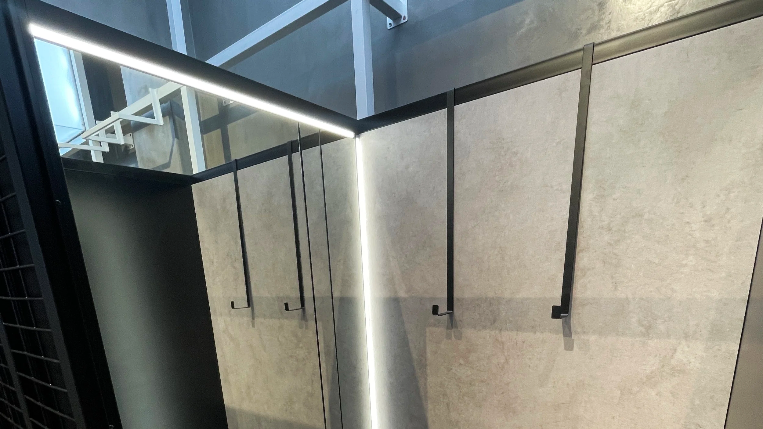 FITTING ROOM DETAIL