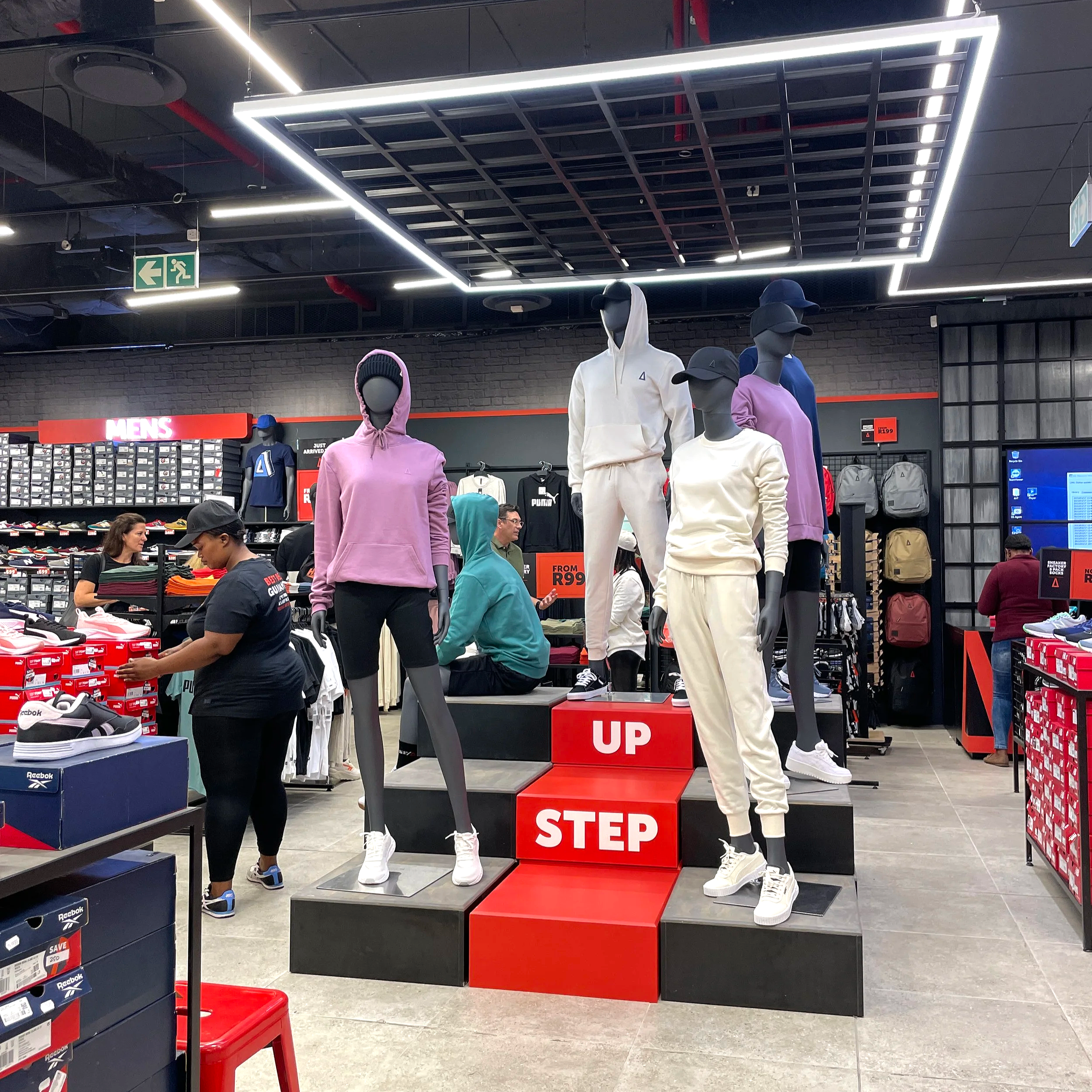 MANNEQUIN DISPLAY
