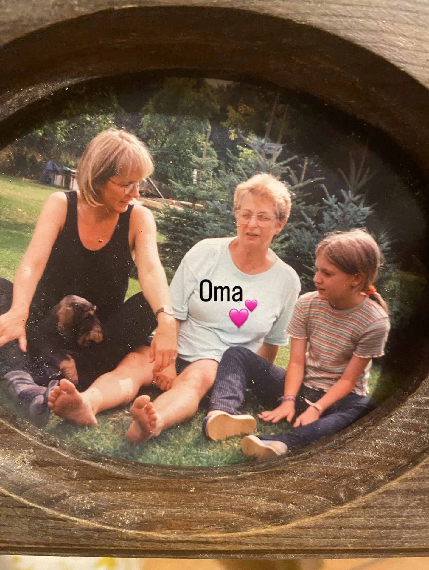 Ach Oma 💕

1
Ein Jagdhund sollte es sein, schlie&szlig;lich war mein Opa J&auml;ger. Ein Dackel musste es sein, ein J&auml;ger ohne Dackel war keine Option. Daff wurde er getauft, damit er gut Komandos empfangen konnte.
Es wurde der Sohn, den sie ni