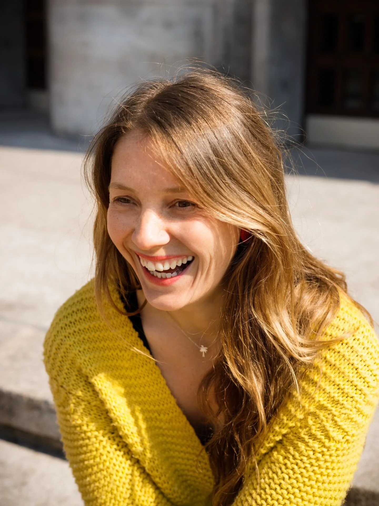 Ich beobachte gerne. Was mich bewegt, verpacke ich in Geschichten. Kleine und Gro&szlig;e.
Ich bin neugierig, frage Fragen, die &bdquo;man&ldquo; eigentlich nicht stellt und verliere dabei schon mal den &Uuml;berblick.

Meine Texte kommen in einem &b