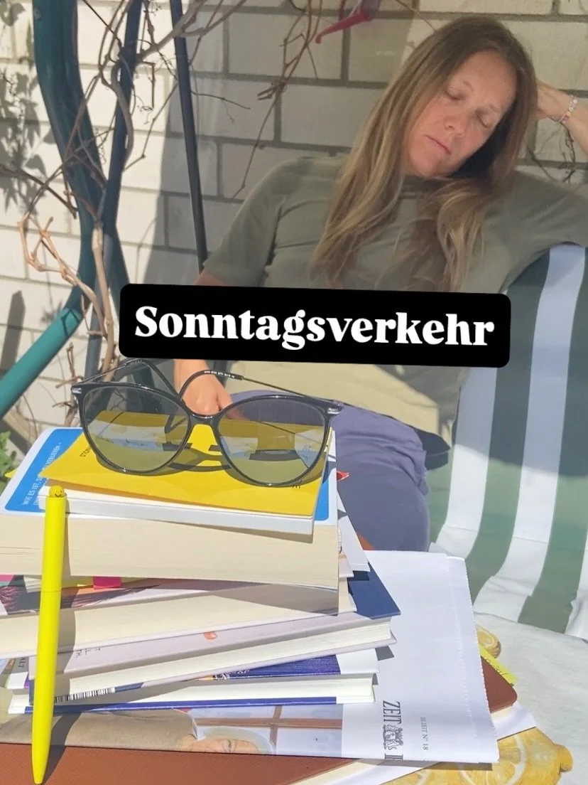 ALLES
IMMER
SONNTAG

RauschVonWorten: www.helenarnold.de/blog

GEDANKENSPIELE: @hainundkladow 

#mehrzeitf&uuml;rb&uuml;cher #rauschvonworten #sonntagsmelancholie