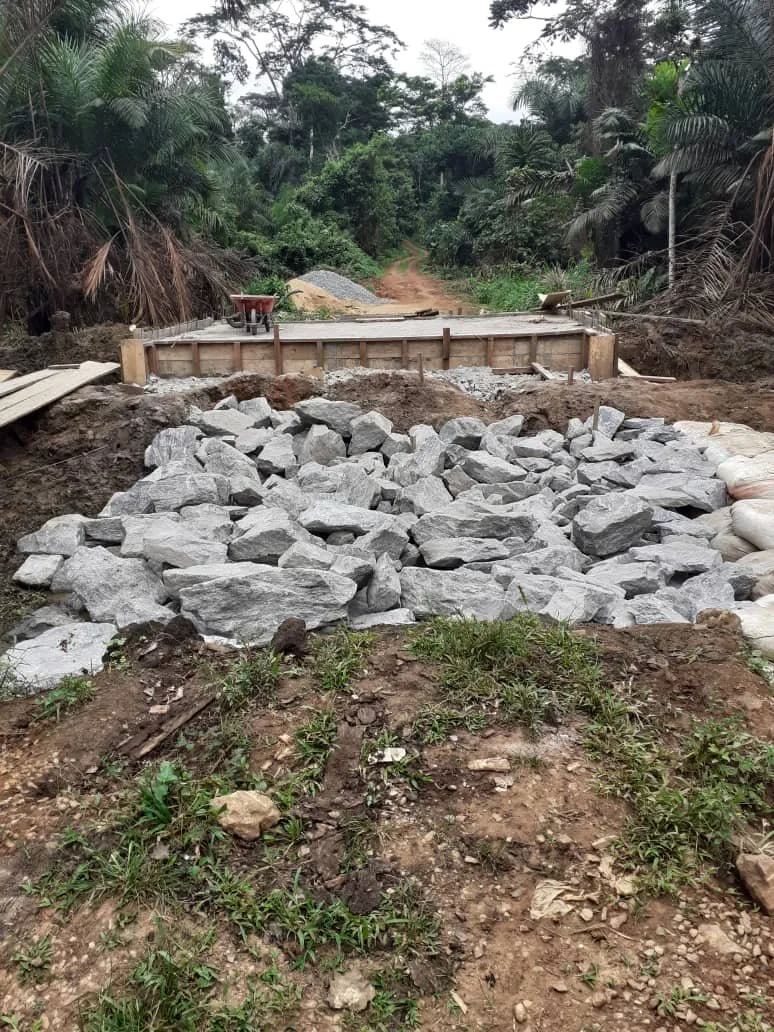  Heavy rocks form a strong foundation for the ramps at each side of the bridge. 