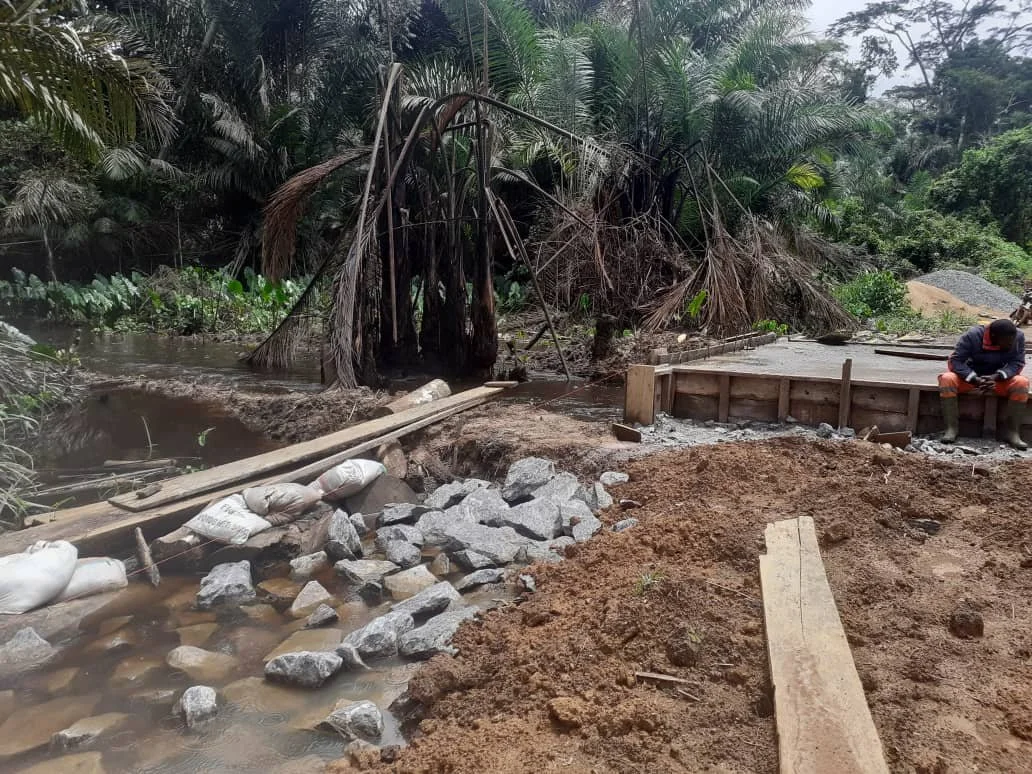  The first layer of earth covers the rocks, and sandbags form the new river banks. 