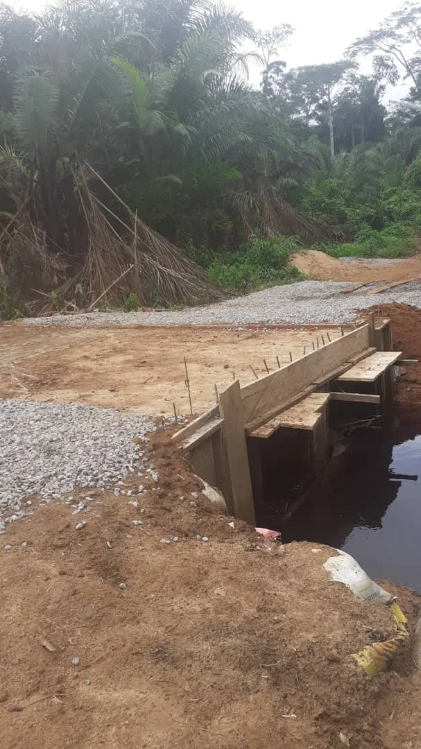  A layer of gravel creates a strong and smooth incline to the bridge. 