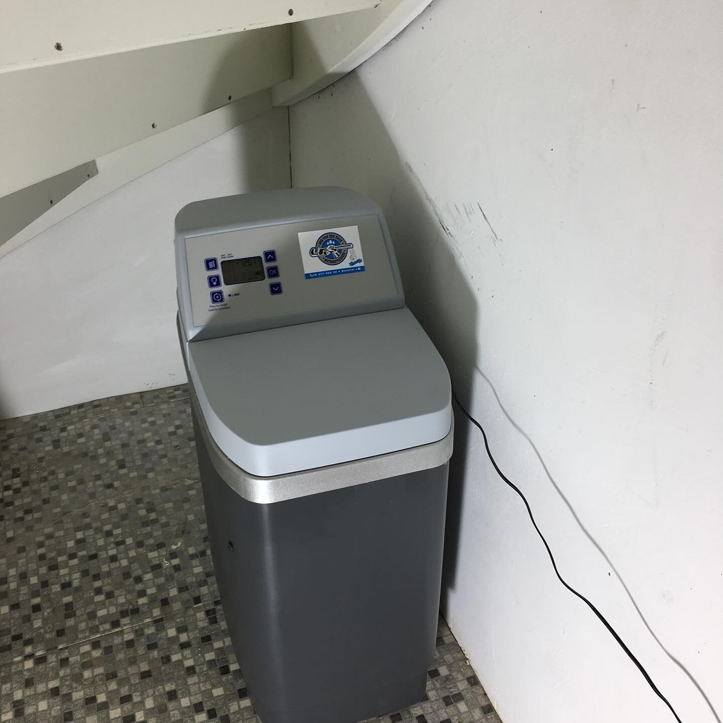 Vorige week deze waterontharder geplaats in s&rsquo;-Gravenzande in opdracht van Robbert van der kruk timmer en onderhouds bedrijf. Hij verzorgd hier een nieuwe badkamer en toilet.

 Deze machine paste mooi in de trapkast,en in de meterkast hebben we