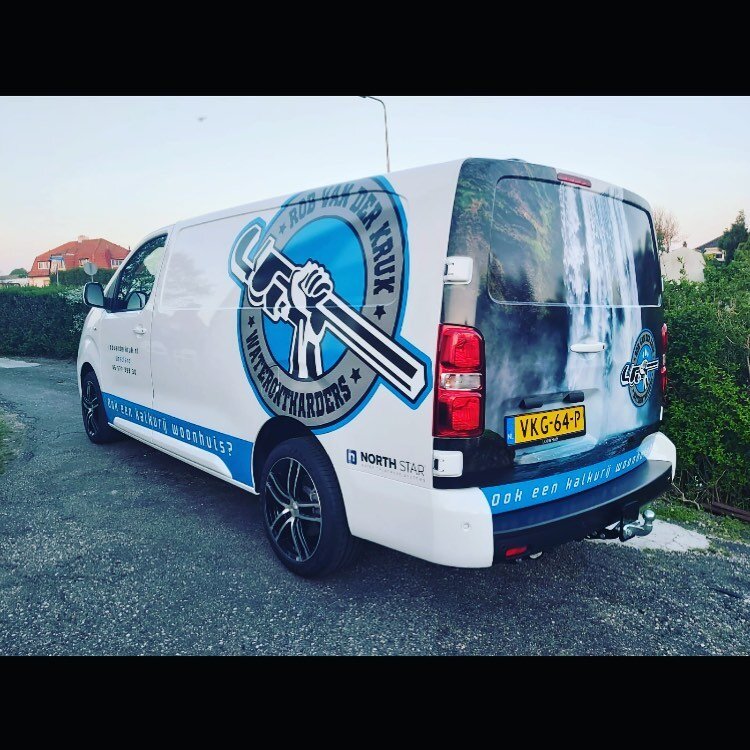 Heeft u de Nieuwe bus al gespot?👀 we zijn alweer 2 weekjes verder en hebben al zo veel leuke reacties gehad super tof 👍🏻 #nieuwebus #waterontharderwestland #peugotexpert#genieten #trots #ookeenkalkvrijwoonhuis