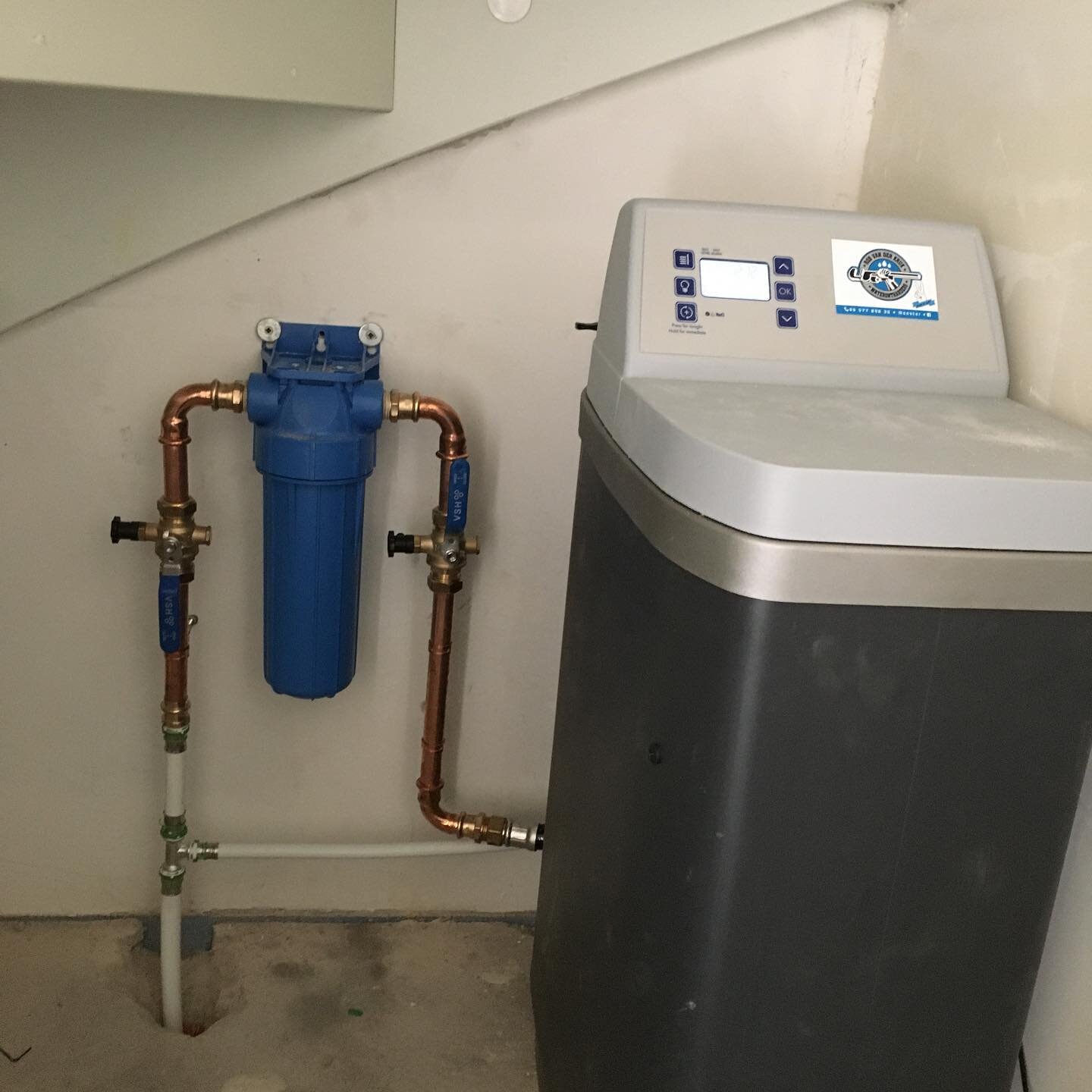 Gister Deze mooie Combi geplaatst bij @robertvdkruk in hun nieuwbouw woning in s-&ldquo;Gravenzande.

Deze machine konden we mooi onder de trap plaatsen,naast de waterontharder heb ik ook een Filter geplaats voor heerlijk schoon en fris drinkwater. 
