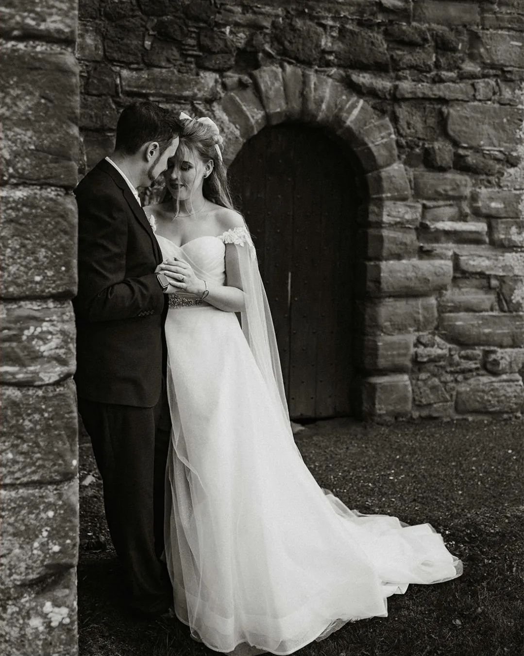 When the vibe is whimsical romance at a Scottish castle 🧡🌙

When Dan and Ruth planned a wonderfully whimsical wedding in a marquee on a Scottish farm, a big part of their vision was heading to the local castle ruins in the land rovers for beautiful