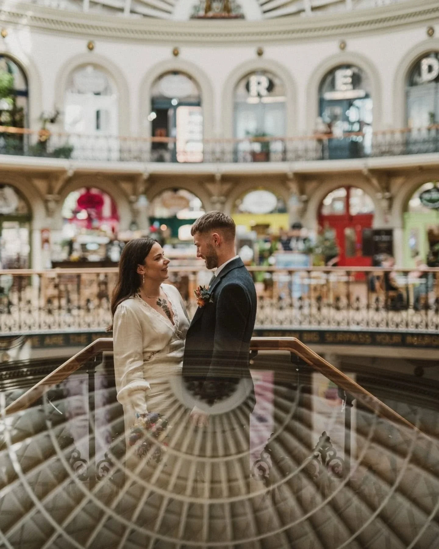 The photos vs the moment 🧡🌙

Here's a little peek behind the curtain at a 3 hour wedding in Leeds.

Our way of working is authentic and spontaneous, we're not about capturing staged moments, but rather prefer putting you in beautiful spaces and let