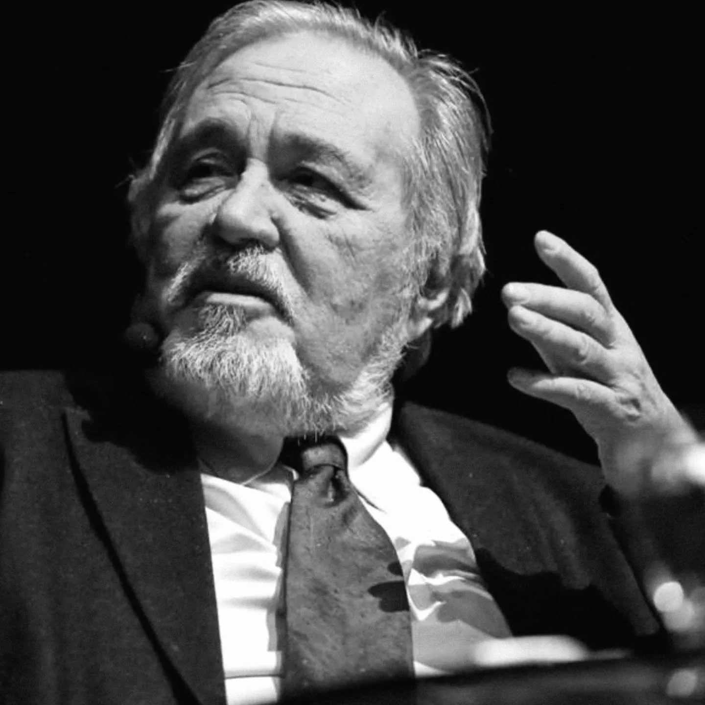 T&uuml;rkiye'nin tarihsel hafızası aramızdan ayrıldı. Hocaların hocası kitaplarıyla, kayıtlarıyla, sınırsız bilgi ve d&uuml;ş&uuml;nce hazinesi, hayatı tiye alması, g&uuml;l&uuml;ş&uuml;n&uuml;n sıcaklığıyla yaşamamızı bir par&ccedil;ası aslında...
S