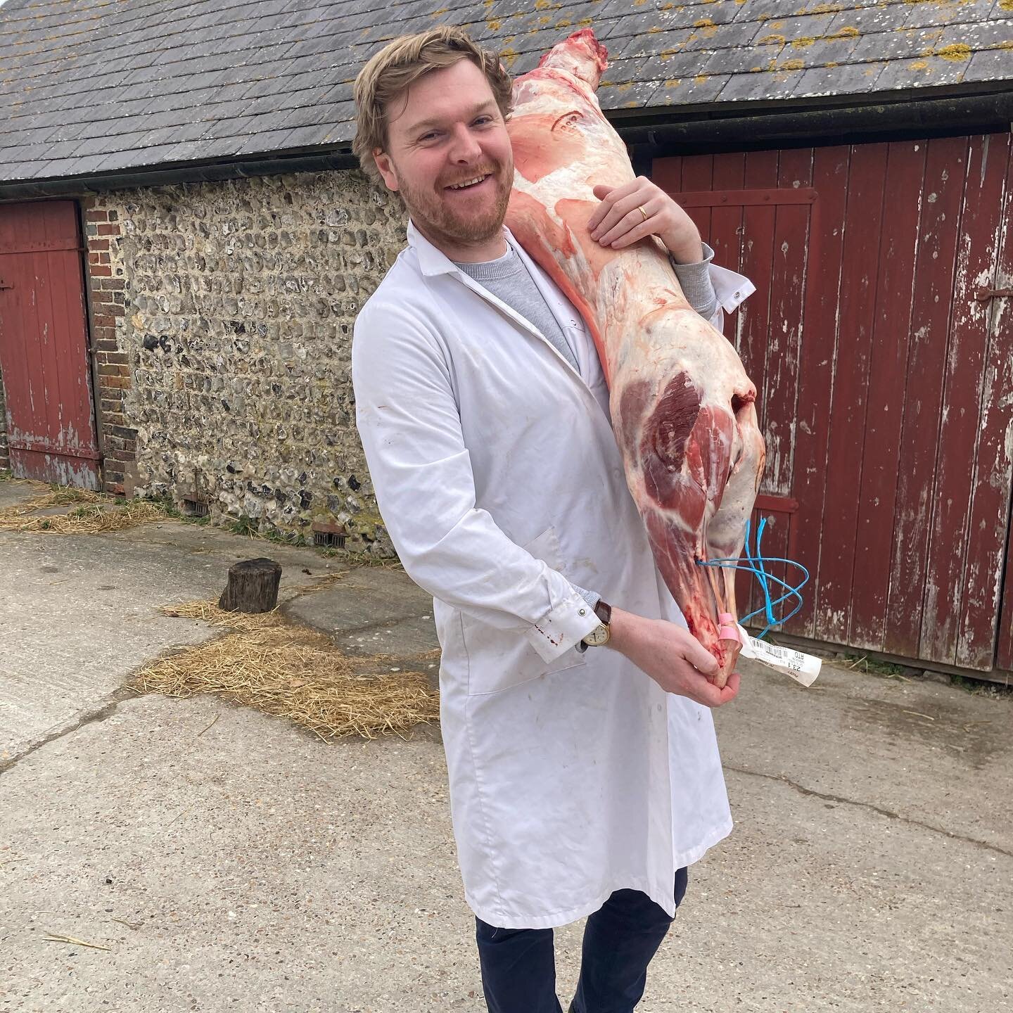 Rob from @wildflorhove came to the farm today to collect their lamb for Easter. We love supplying these guys. They will be serving up a delicious feast this weekend! 

#camillaandroly #saddlescombefarm #farmtotable #farmtofork #knowwhereyourfoodcomes