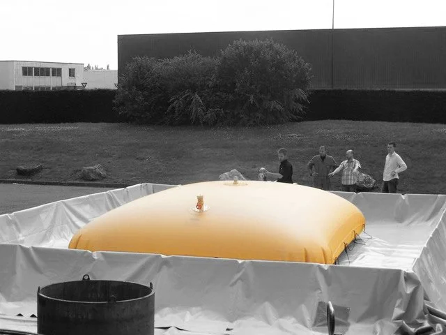 Inflatable tanks for liquids