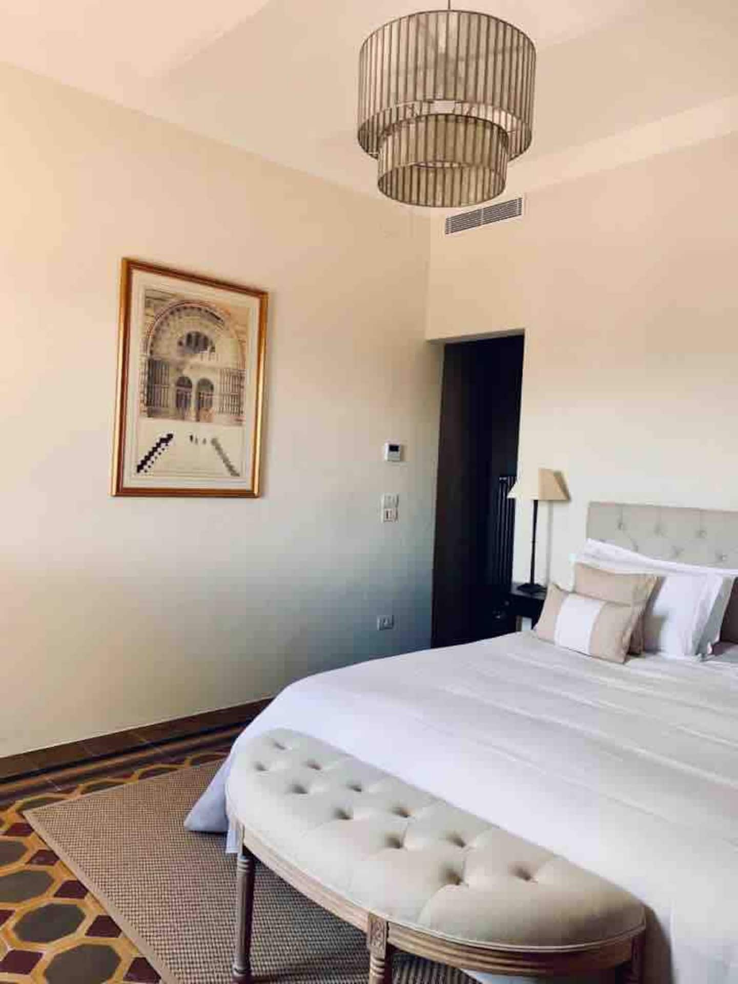 Manor-Umbria-white-bedroom-private-villa-rent.jpeg