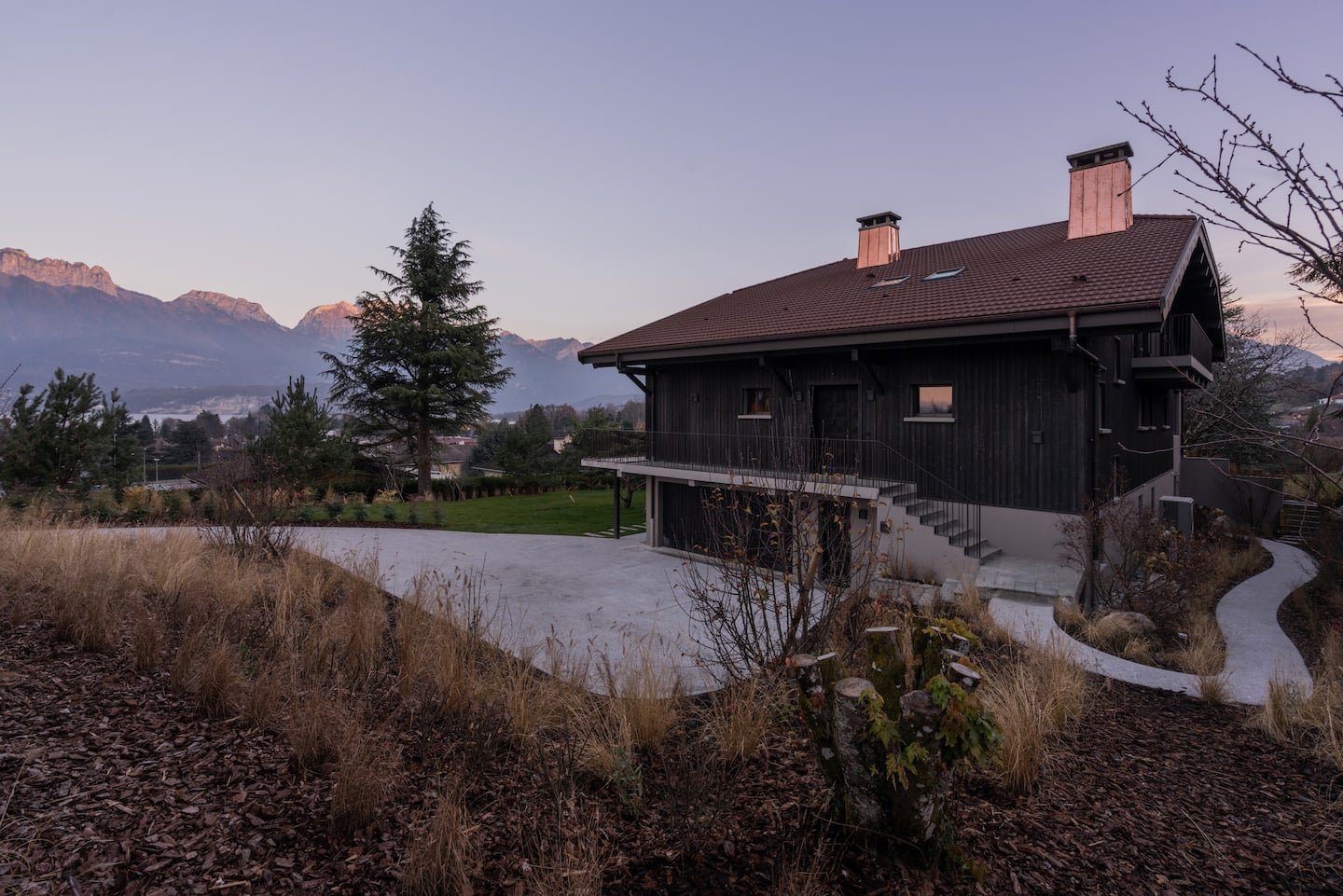 driveway-luxury-Villa-Annecy-Rental.jpeg