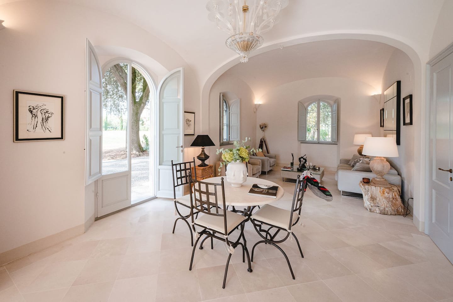 Manor-Umbria-sidetable-private-villa-rent.jpeg